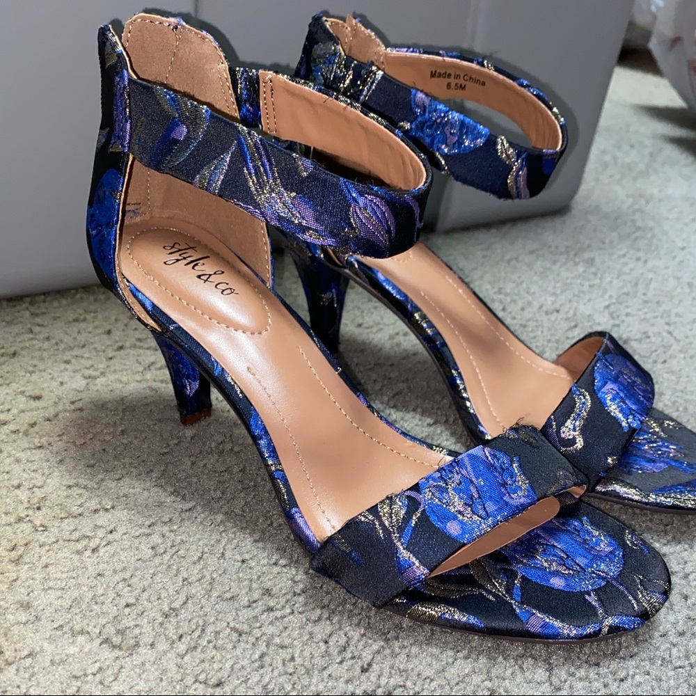 NWOT FLORAL PATTERN HEELS